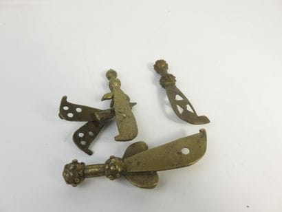 Quatre grands poids représentant des couteaux,...