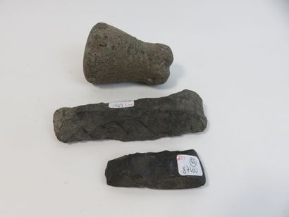Lot de trois objets : Un petit pilon archaïque...