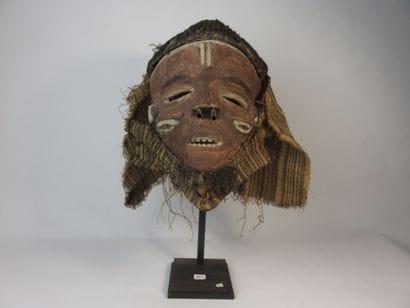 Masque de danse Mbuya. Visage humain, front...