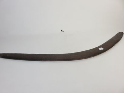 Boomerang orné sur une face de motifs géométriques...