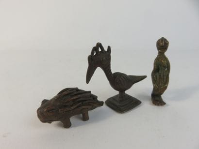 Trois poids : un personnage, un oiseau et...