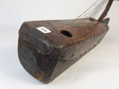 Harpe harquée à huit cordes. N’gombi. La...