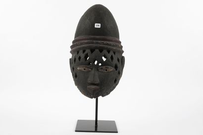 Ancien masque casque Gelede. Le visage est...