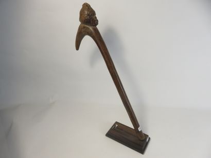Canne récade de danse sculptée à son sommet...