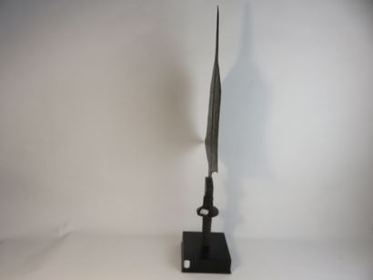 Couteau. La lame est en métal forgé, la poignée...
