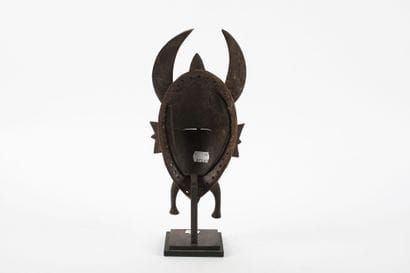 Kpeliye'e mask. Facial mask representing...