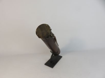 Petit tambour de danse à poignée ornée de...