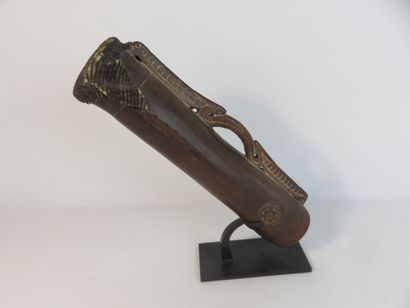 Petit tambour de danse à poignée ornée de...