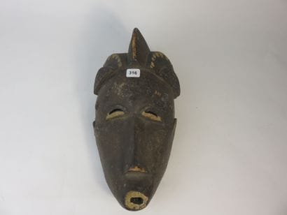 Masque kpwan, il représente l’épouse dans...