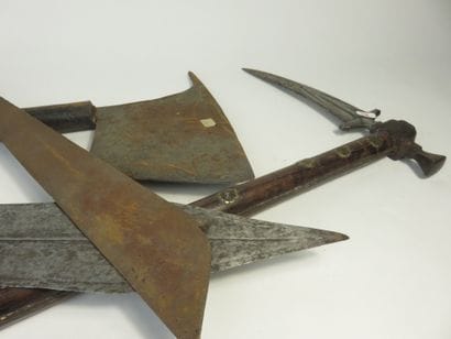 Set of 4 weapons in the state : a fang knife...
