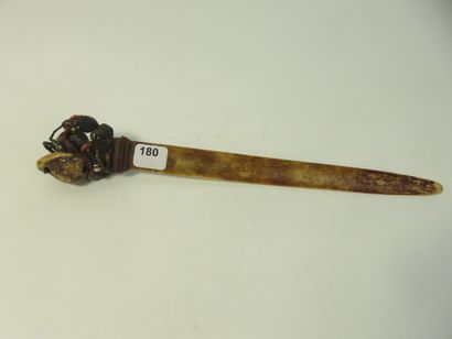 Ancienne spatule de chef ornée de coquillages,...