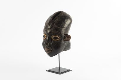 Masque casque ngoin. Représentation féminine...