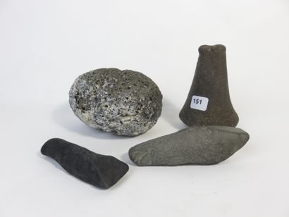 Lot de quatre objets : Un pilon conique en...