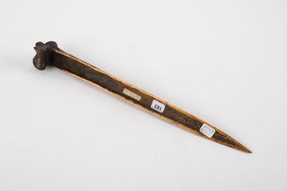 Ancienne dague de combat ornée d’un motif...