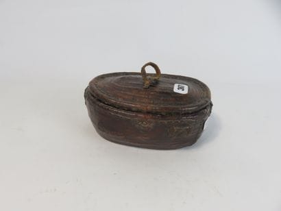Basket covered with leather. Length : 15...