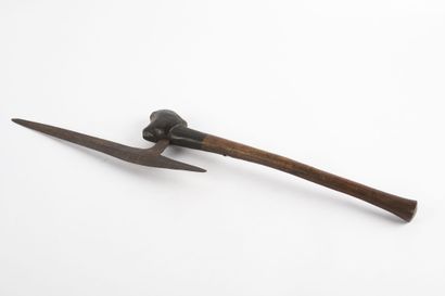 Hache de guerre la poignée en bois est ornée...