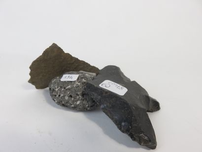 Lot de trois objets : Une pointe mata’a en...