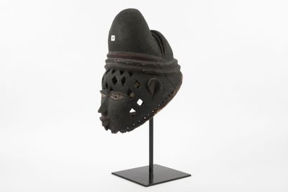 Ancien masque casque Gelede. Le visage est...