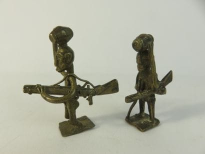 Deux chasseurs tenant un fusil
