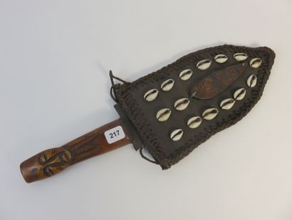 Couteau en os dans son fourreau en cuir ornée...