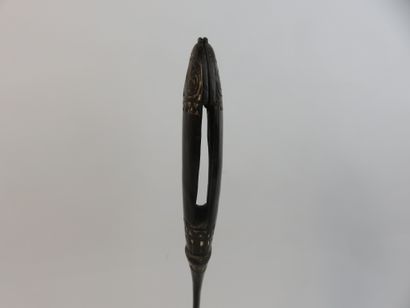 Ancienne spatule à chaux en forme de clapper...