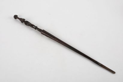 Elégante spatule à chaux ornée d’un personnage...