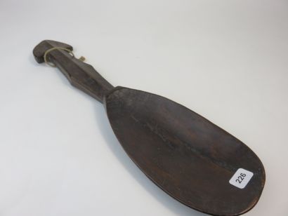 Cuillère. Bois à patine brune. Fente sur...