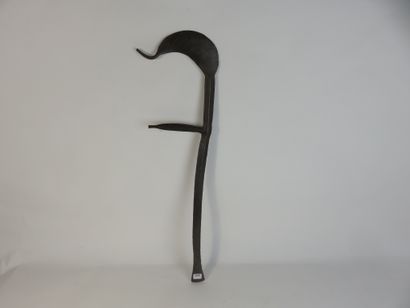 Couteau de jet en fer. Longueur : 61 cm....