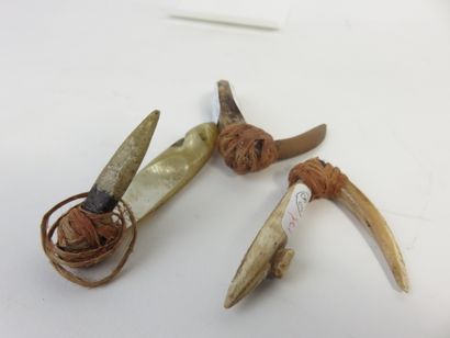 Lot composé de trois hameçons en coquillages...