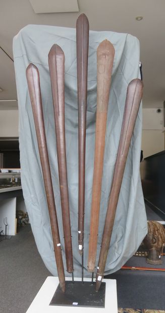 Lot de cinq massues à lames spatulaires....