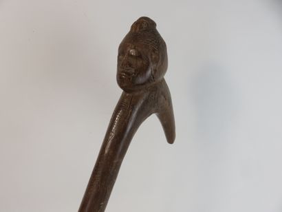 Canne récade de danse sculptée à son sommet...