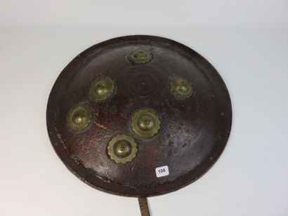 Bouclier Dhal. Cuir laqué dorée, ornée de...
