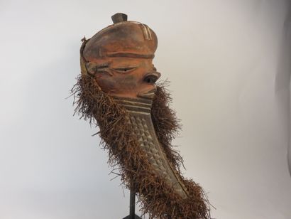 Masque de danse frontal de type mbuya représentant...