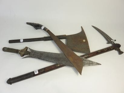 Set of 4 weapons in the state : a fang knife...