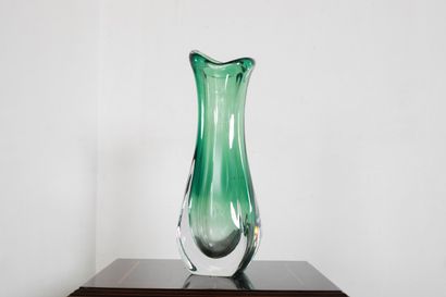 Circa 1960. - Vase en cristal de couleur...