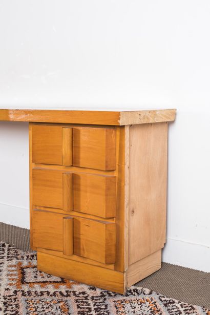 Circa 1960 - Bureau en applique, en bois...