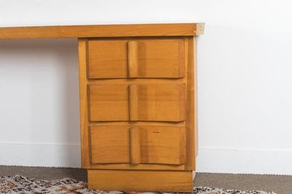 Circa 1960 - Bureau en applique, en bois...