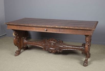 Table de milieu en noyer mouluré et sculpté....