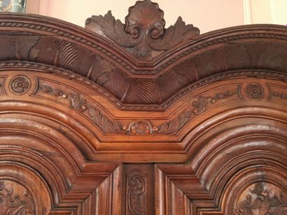 Très belle armoire en merisier mouluré et...