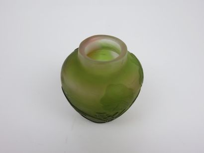 GALLE

Petit vase pansu en verre à décor...