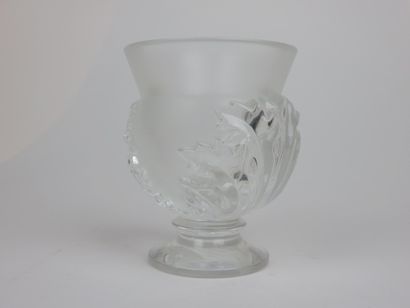 LALIQUE France

Vase sur pied aux feuilles...