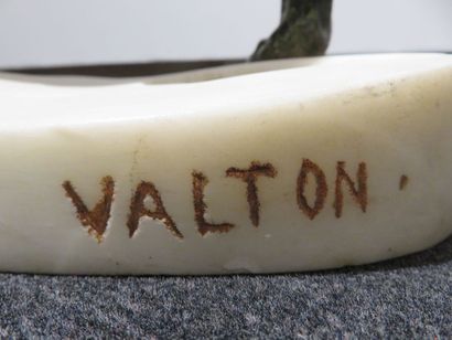 VALTON

Loup suivant une trace

Bronze patiné...