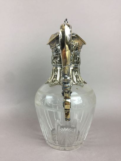CARAFE en cristal, monture en argent doré....