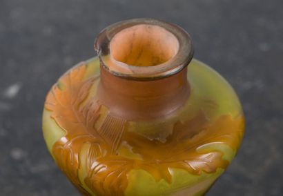 GALLE

Pied de lampe à décor orangé feuillagé...
