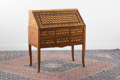 Bureau de pente en merisier à incrustations...
