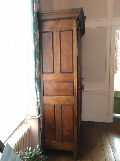 Très belle armoire en merisier mouluré et...