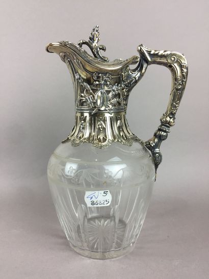 CARAFE en cristal, monture en argent doré....