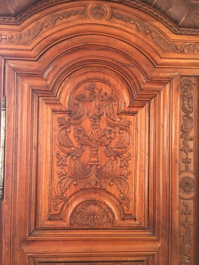 Très belle armoire en merisier mouluré et...