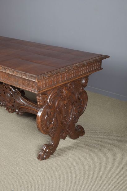 Table de milieu en noyer mouluré et sculpté....