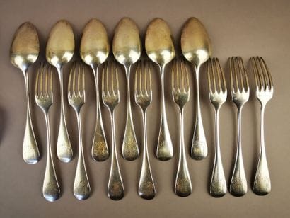 SERIE DE SIX COUVERTS ET DEUX FOURCHETTES...
